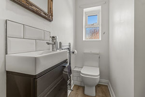 Guest WC- click for photo gallery
